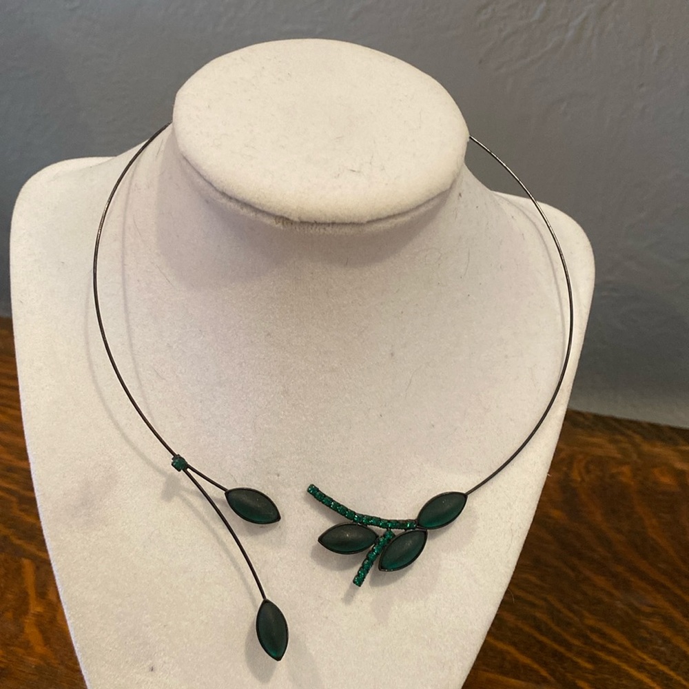 Green glass and rhinestone studded wire choker